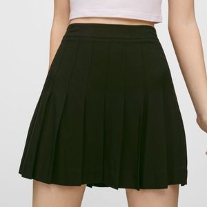 Aritzia black pleated skirt